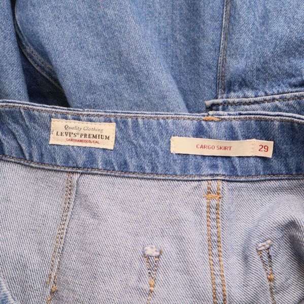 Levi's Premium och cargo skirt etiketter på insida