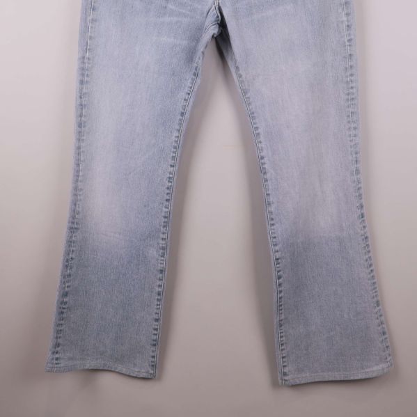 Närbild på ben och sömmar på raka ljusblå jeans