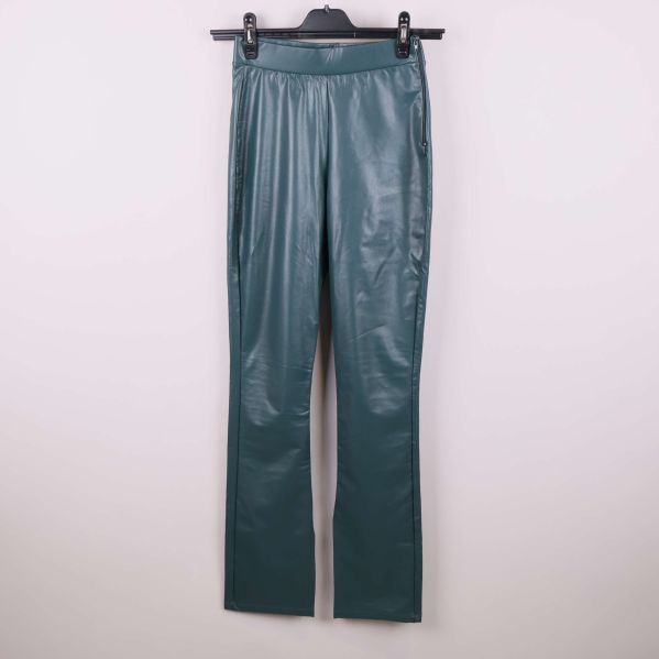 Gröna skinnimitationbyxor upphängda på galge