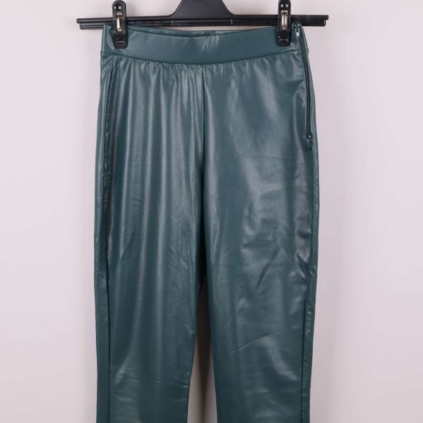 Detaljbild på midjan och ficka med dragkedja