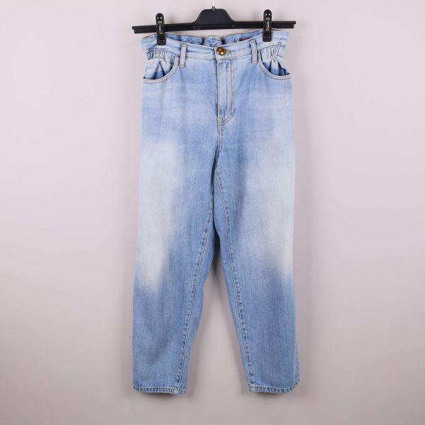 Hela jeansen framifrån i ljusblå denim och lös passform