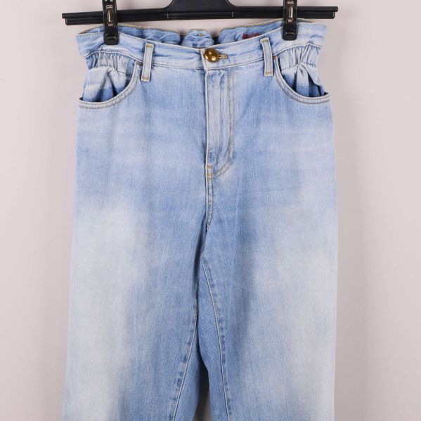 Närbild på övre del av jeansen med rynkad midja och fickor