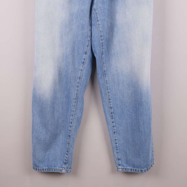 Närbild på jeanstyg och avslut av byxbenen framtill