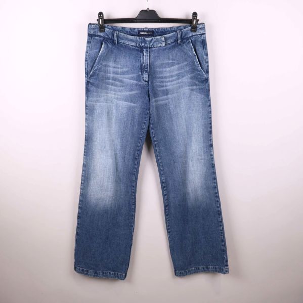 Blå raka jeans med slitning framtill, upphängda