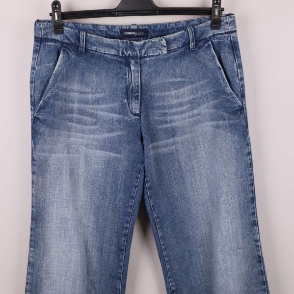 Närbild på jeansens framfickor och midja