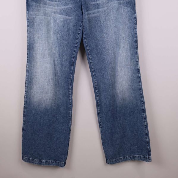Benavslut och slitningar nertill på jeans