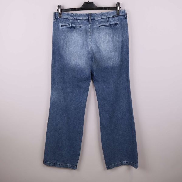 Baksida på jeans med raka ben och fickor