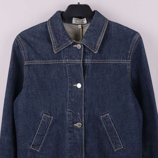 Jeansjackans överdel med synliga knappar och krage