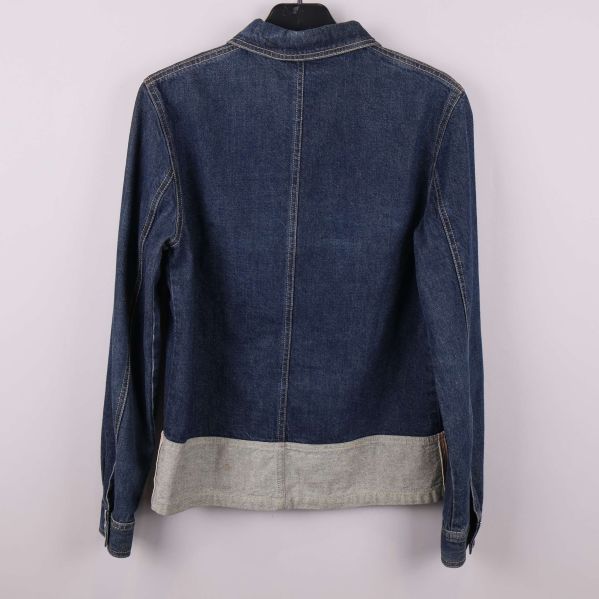 Baksidan av jeansjackan i denim med kontrastkant