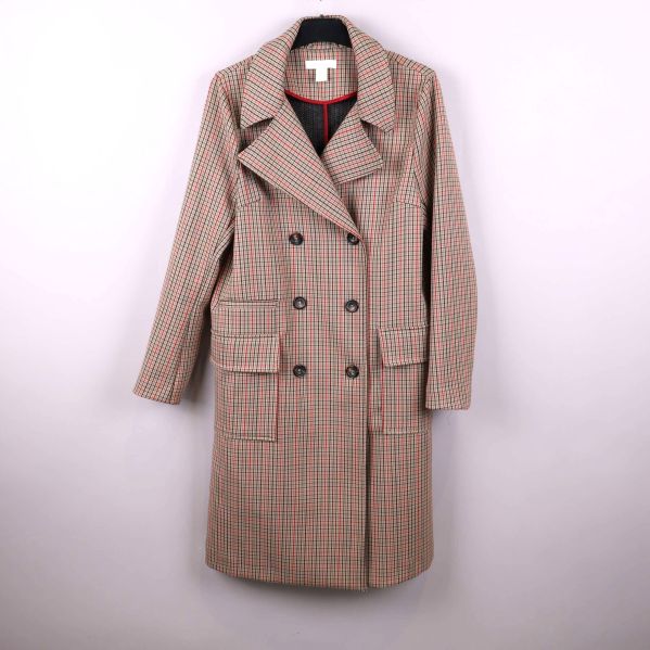 Rutig dubbelknäppt kappa med bred krage och fickor