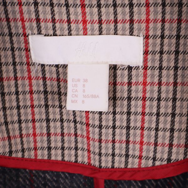 Storleks- och inneretikett med H&M-logotyp samt EUR 38