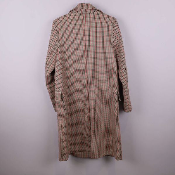 Baksidan av rutig kappa med rak passform