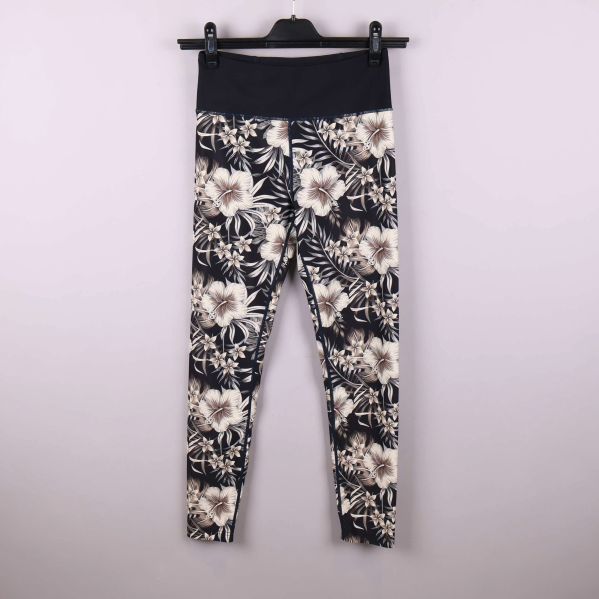 Leggings med mörk botten och beige-vita blommor, framifrån