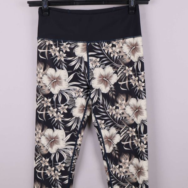 Detaljbild på blommönster och midja framtill