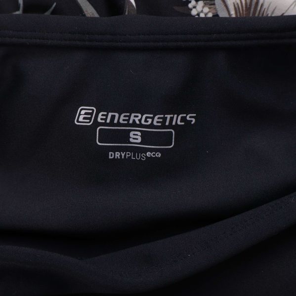 Närbild på Energetics logotyp och storlek S på insidan