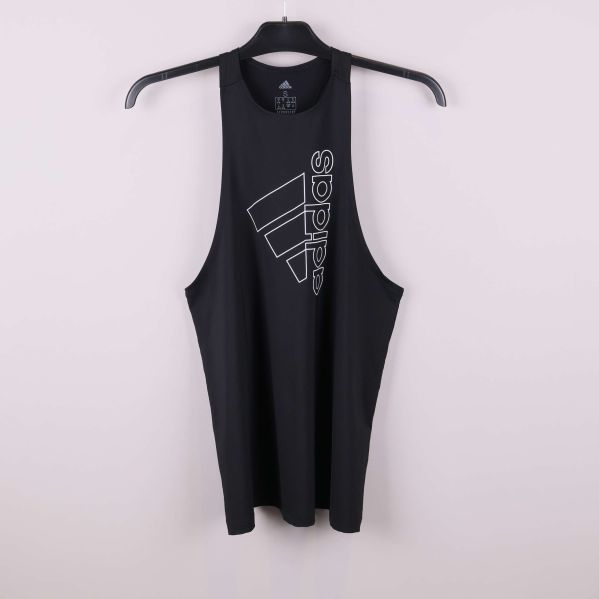 Svart sportlinne med vit adidas-logotyp framtill