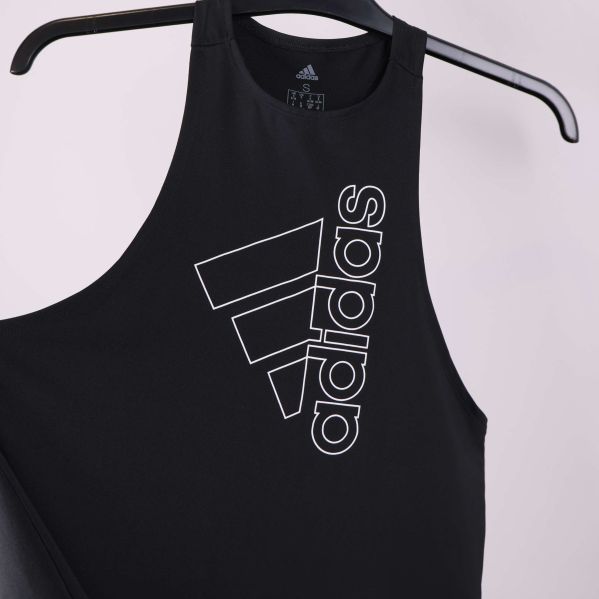 Detaljbild på logotypen på svart adidas-linne