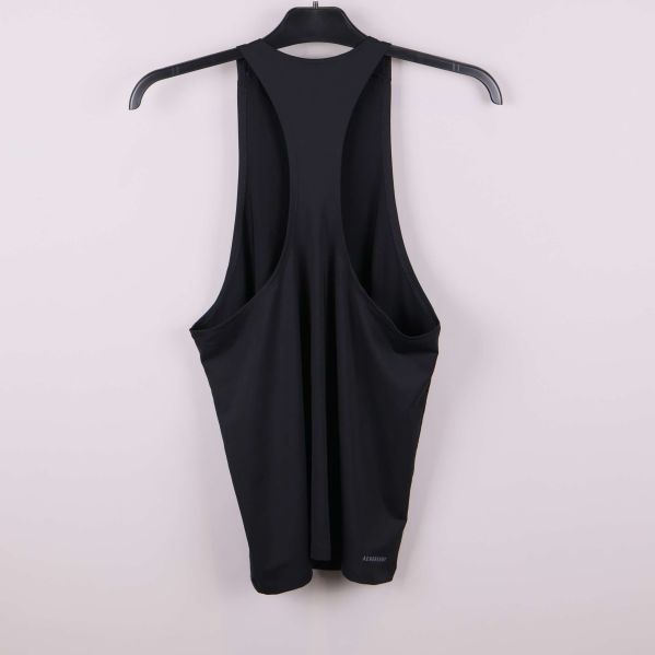 Ryggsida på svart sportlinne med djupa ärmhål