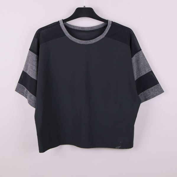 Boxy svart t-shirt med grå ärmar och meshpartier