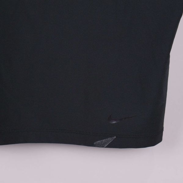 Närbild på diskret Nike-logga längst ner på tröjan