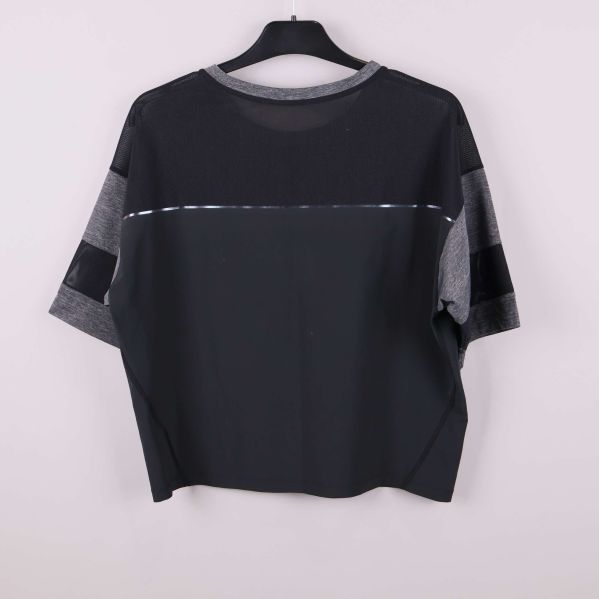 Baksidan av t-shirten med bred grå rand och mesh