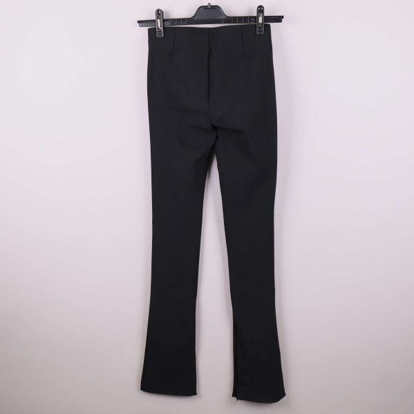 Svart smal byxa visad bakifrån, utan fickor