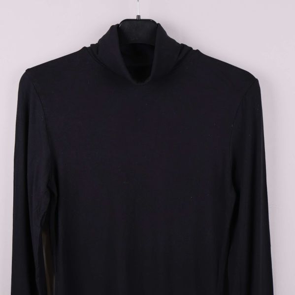 Övre del av svart polotröja med hög krage