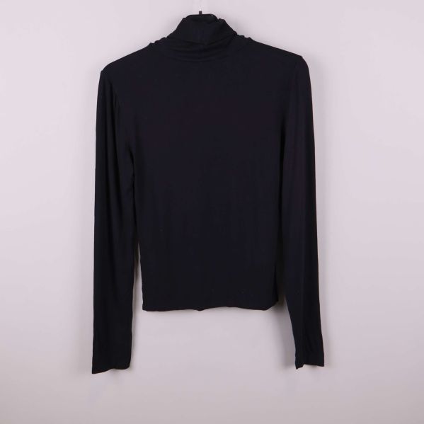 Baksidan av svart långärmad polotröja mot ljus bakgrund