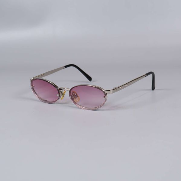Solglasögon med ovala lila glas och metallbåge på vit bakgrund