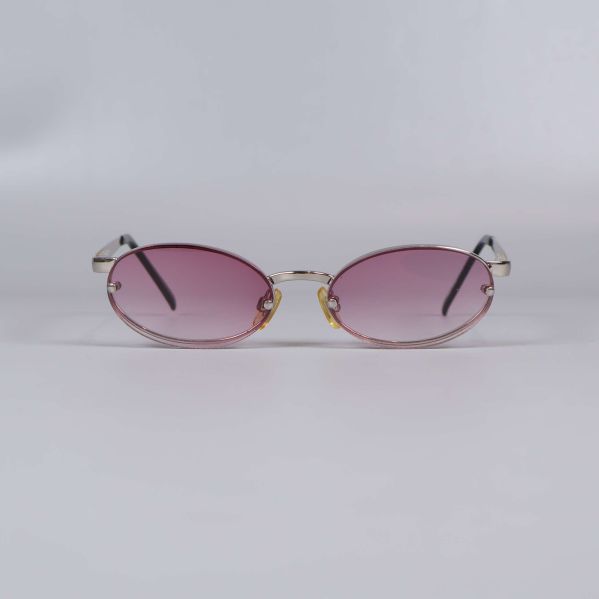 Solglasögon framifrån med lila tonade glas i metallram