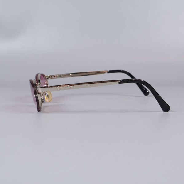 Solglasögon i profil med tunna skalmar och svarta ändar