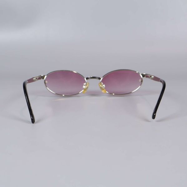 Solglasögon bakifrån visar böjda svarta skalmar och ovala glas