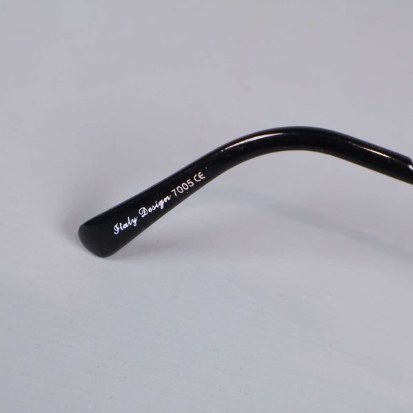 Närbild på skalmen med inskription Baby Savage 7005 CE