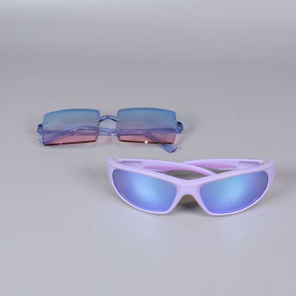 Två trendiga solglasögon med blå och lila detaljer