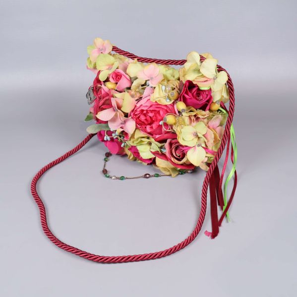 Axelväska med rosa och gula blommor samt röd axelrem