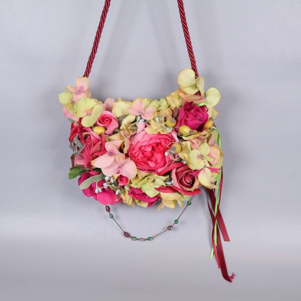 Framsidan på axelväskan täckt av konstblommor