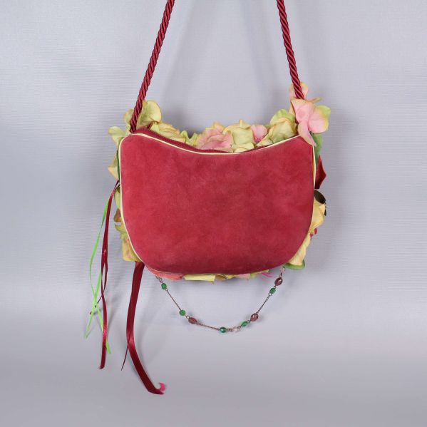 Väskans baksida i röd mockaliknande textil