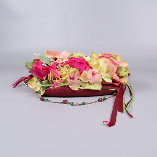 Väska i profil med blommor och dekorationer synliga