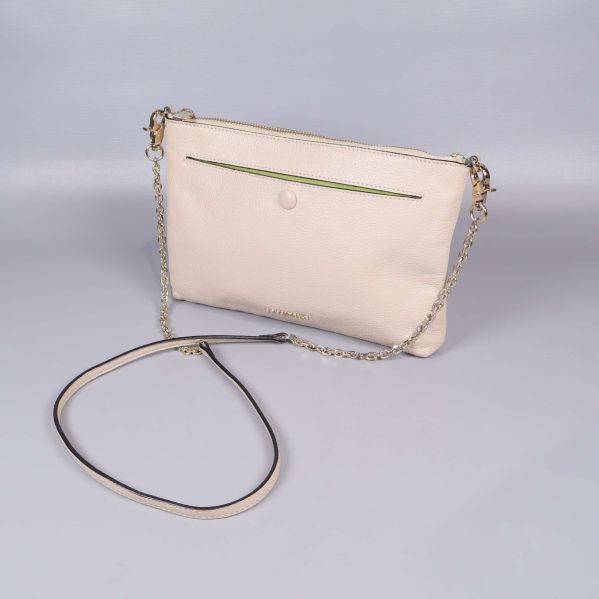 Beige axelremsväska med kedjerem och framficka med knapp