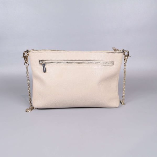 Baksidan på beige axelremsväska med dragkedja och kedja