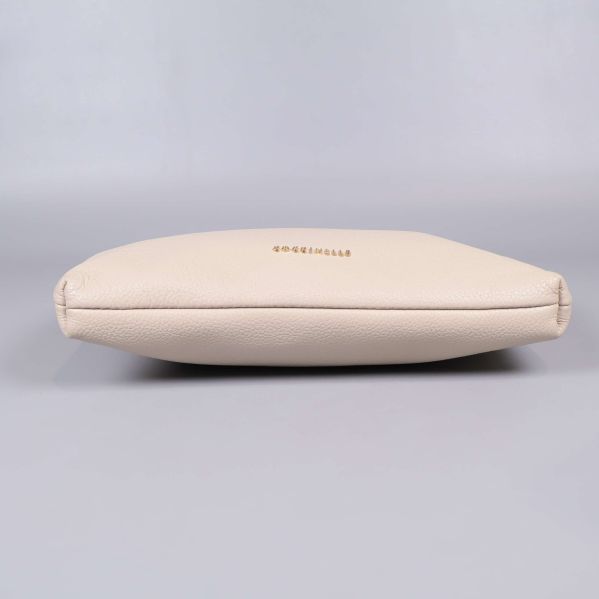 Undersida av beige väska med diskret logotyp