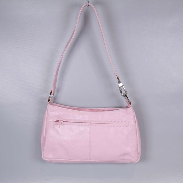 Baksida av ljusrosa axelremsväska med dragkedja