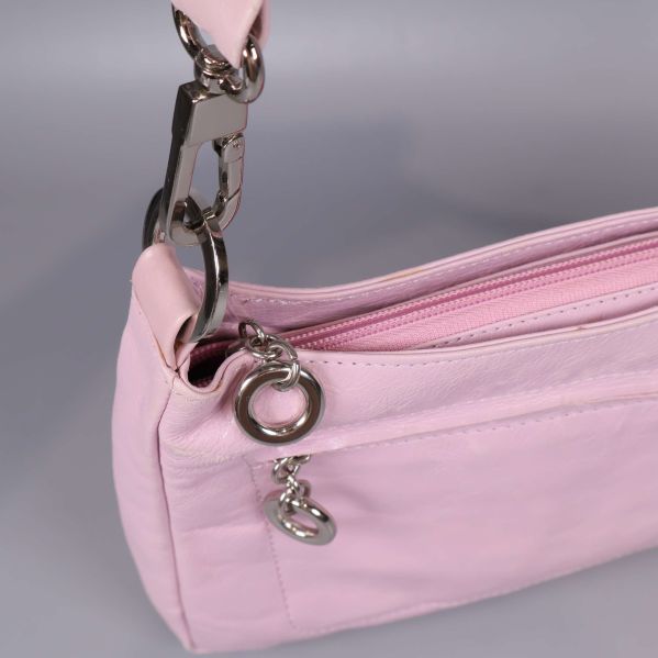 Närbild på väskans metallspänne och dragkedja i silver