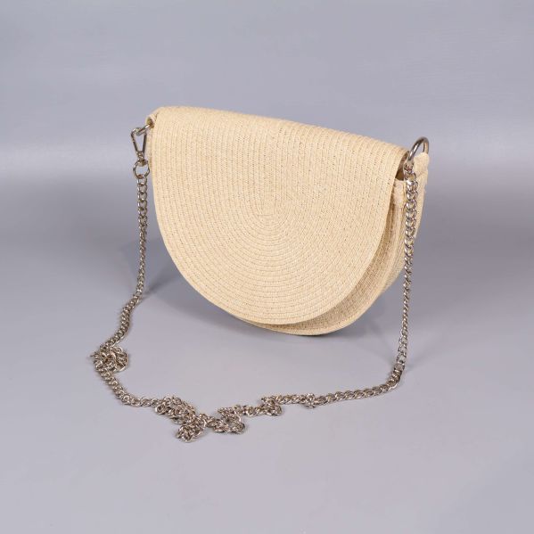 Halvmåneformad beige väska med silverfärgad kedjerem