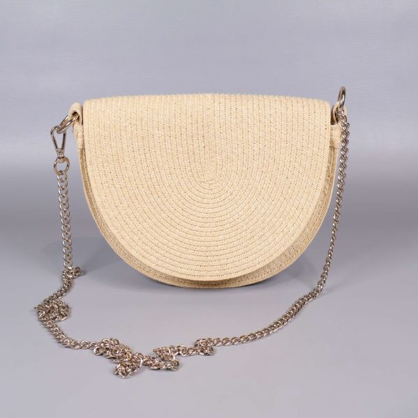 Framsidan av beige väska med kedjerem placerad rakt fram