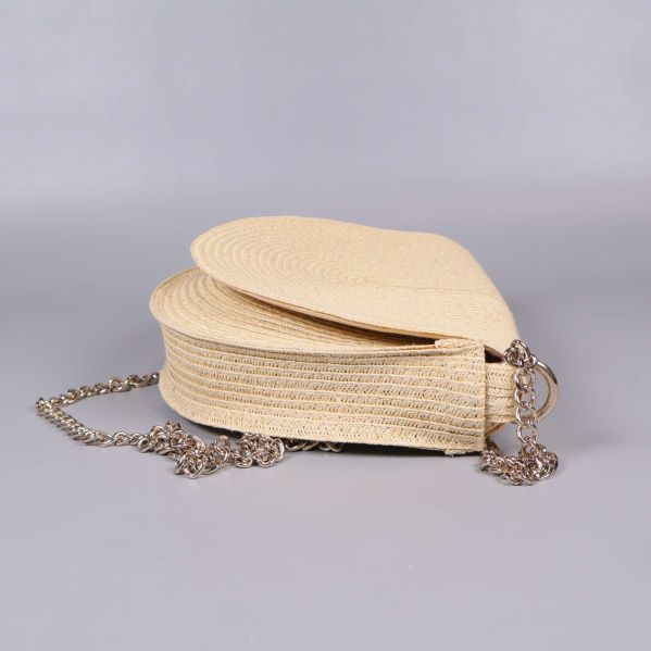 Sido- och bottenvy av halvmåneformad väska i beige