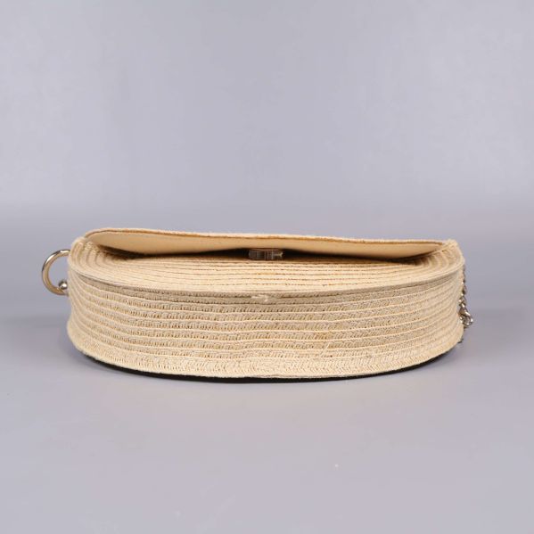 Bottenvy av beige väska med flätad kant