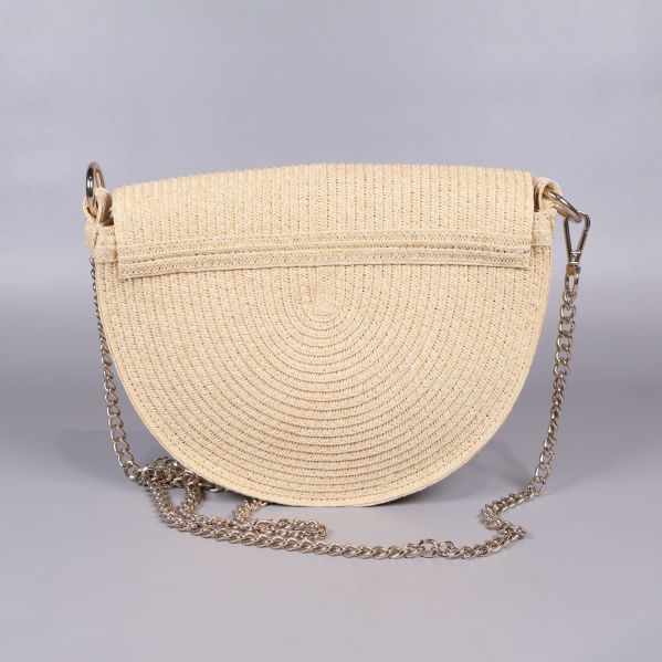 Baksidan av halvmåneformad beige väska med kedjerem