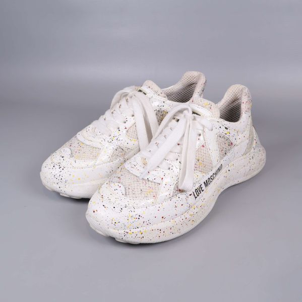 Vita sneakers med färgstänk och vita snören