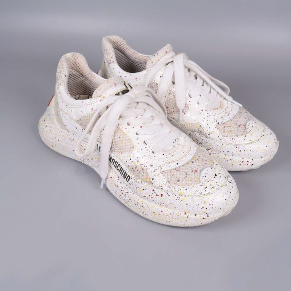 Sneakers snedställd, vit bas med färgstänk